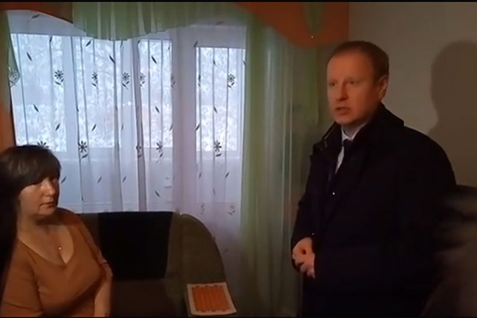 Томенко в квартире пожаловавшейся женщины. Фото: Дмитрий Негреев.