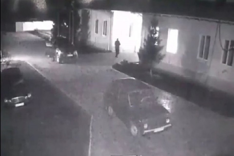 Снесли шлагбаум и ворвались на КПП. Фото: Скриншот из видео