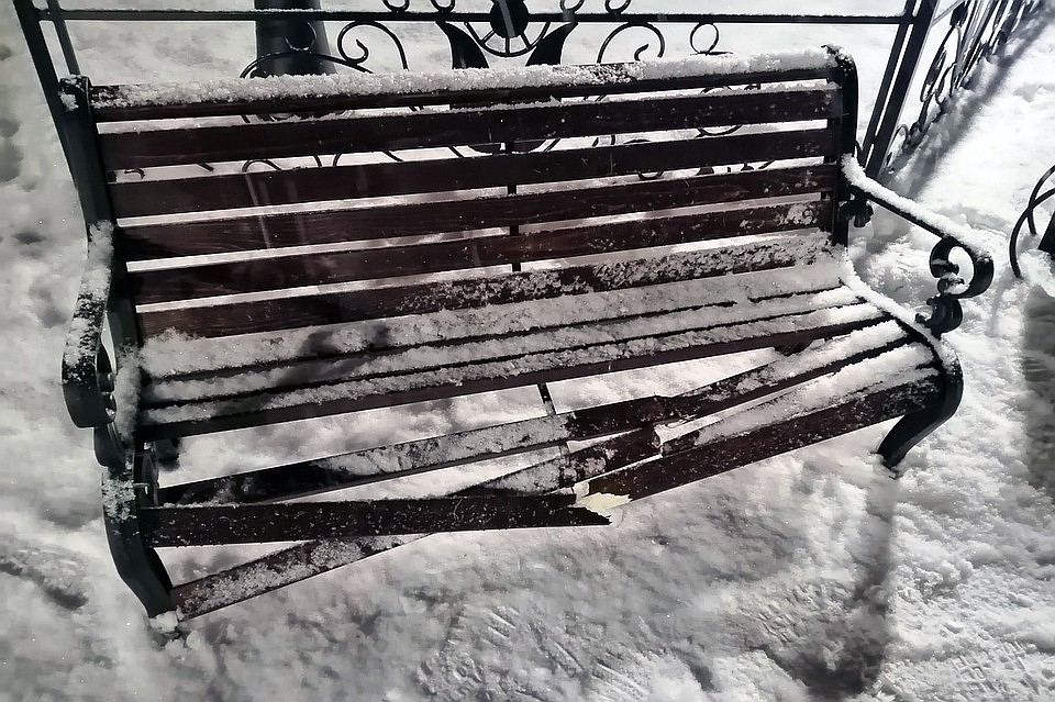 Подростки развлекались тем, что прыгали на новеньких скамейках. Фото: Анастасия Барсукова
