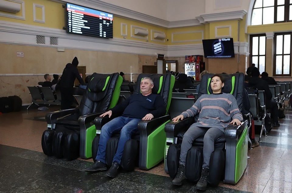 В Красноярске на железнодорожном вокзале установили массажные кресла. Фото: пресс-служба КрасЖД