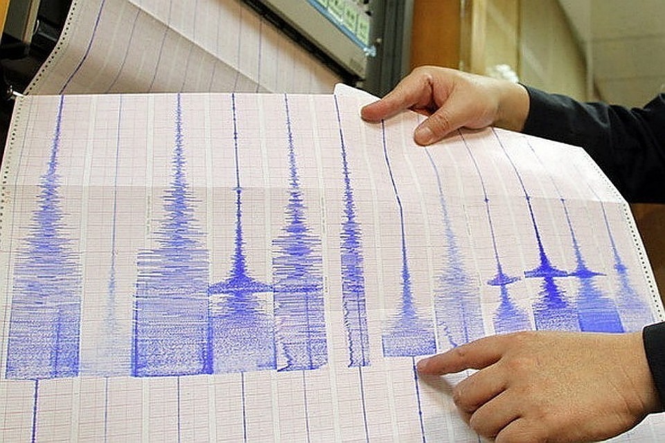 Из-за мощного землетрясения магнитудой 7,2 у побережья Индонезии объявлена угроза цунами