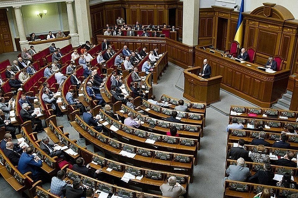 Глава «Слуги народа» выгоняет из фракции жену судимого бизнесмена