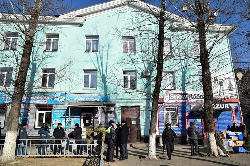 Ответственный за безопасность учеников охранник не обращал внимание на происходящее. Фото: СУ СКР по Амурской области
