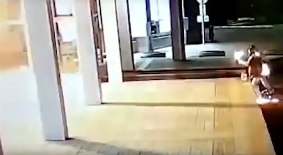 Закидавшие коктейлями Молотова мэрию Красноярска пошли под суд. Фото: стоп-кадр Baza