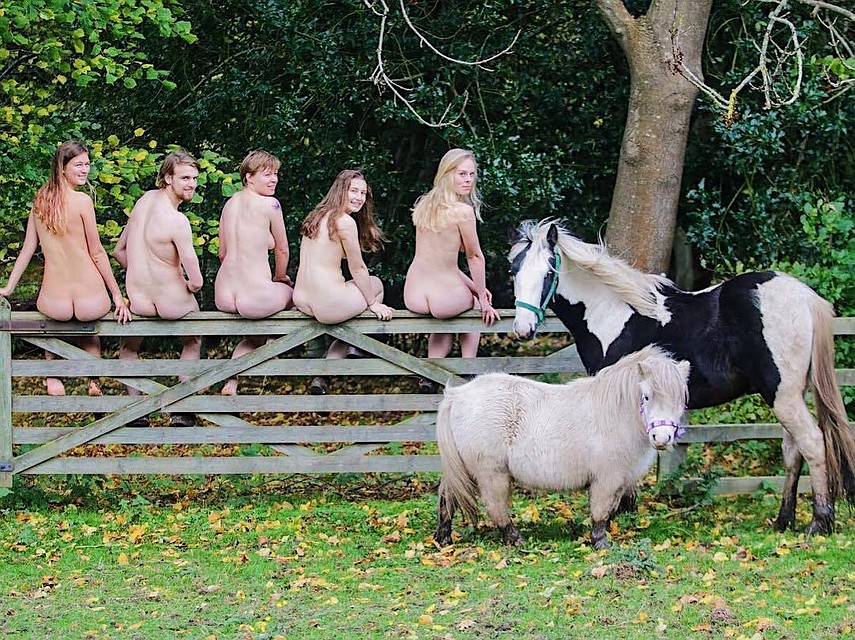 Зоозащитники сфотографировались в одних сапогах Фото: www.instagram.com/whenvetsundress