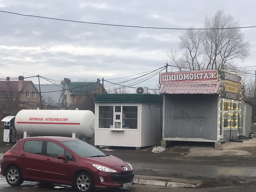 Газовая заправка расположилась неподалеку от частных домов