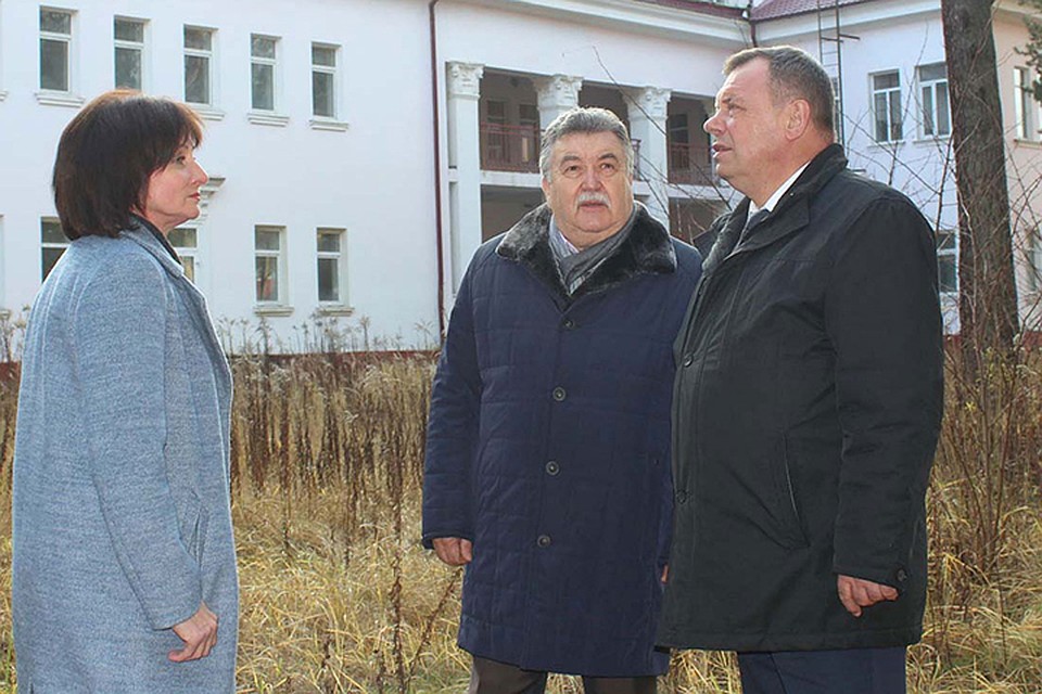 Владимир Оборотов (справа) осмотрел социальные объекты района.