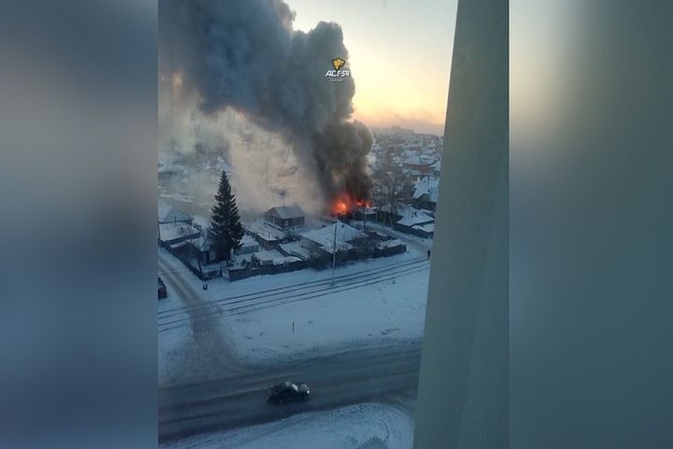 Пожар был виден из окон соседних домов. Фото: Новосибирская служба эвакуации «АСТ-54».
