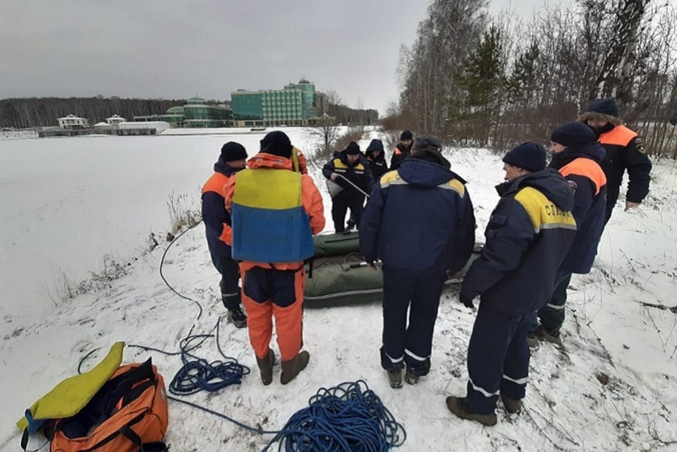 Мужчину доставили на берег на резиновой лодке. Фото: ГУ МЧС по Свердловской области
