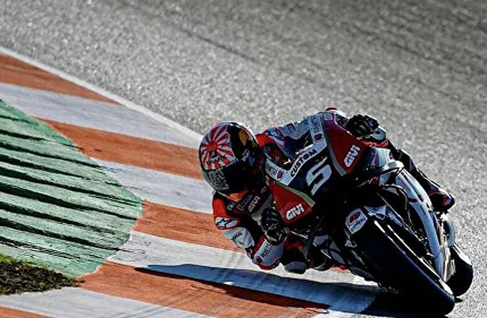 На MotoGP мотоцикл на полной скорости сбил французского гонщика