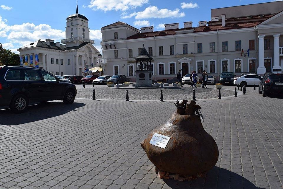 Первой локацией шар-бабы стала площадь Свободы. Фото: Фейсбук Дмитрия Сурского