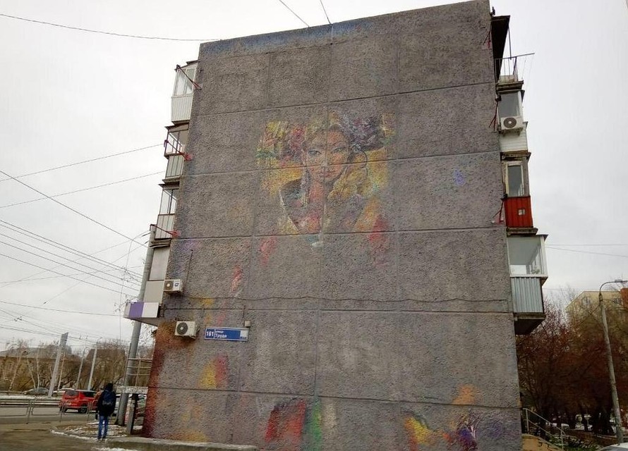 Граффити в центре города залили серой краской. Художники не сдаются и полны решимости восстановить картину.