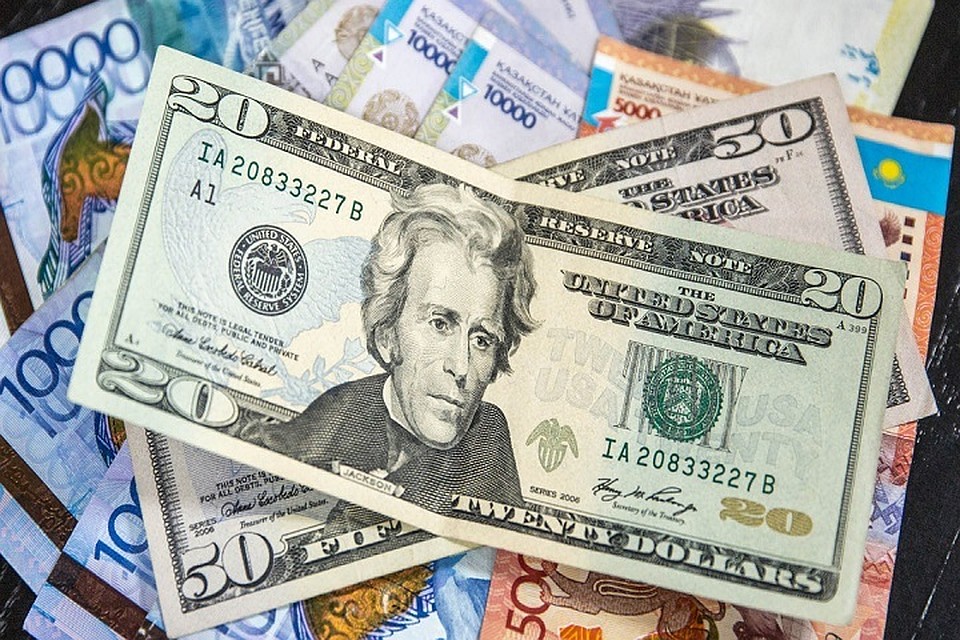 Средневзвешенный курс доллара США составил 387,14 тенге.