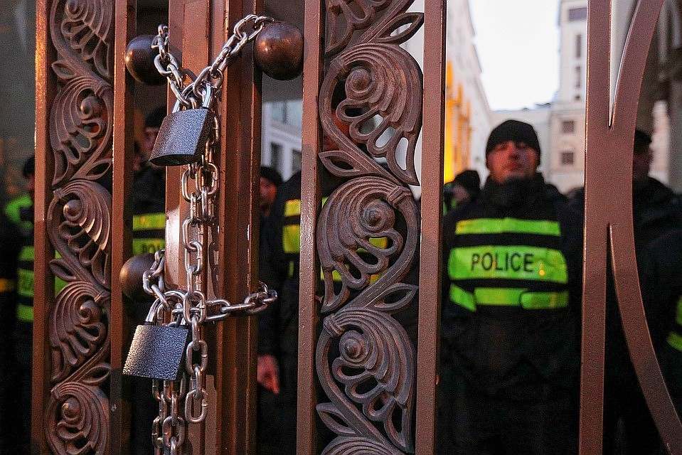 Митингующие собрались у здания парламента