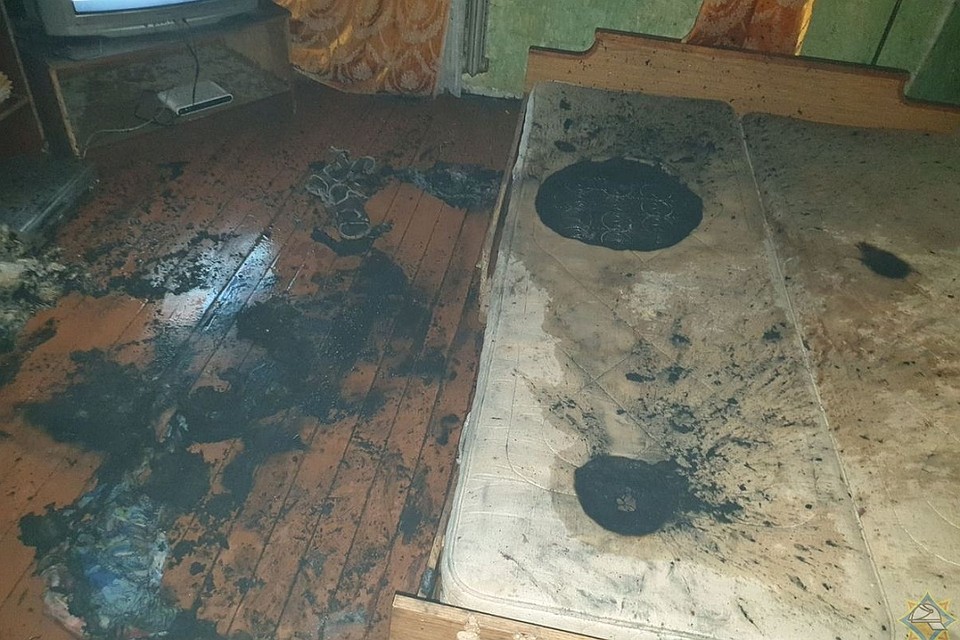 Хозяина квартиры обнаружили на полу сильно обгоревшим. Фото: МЧС.