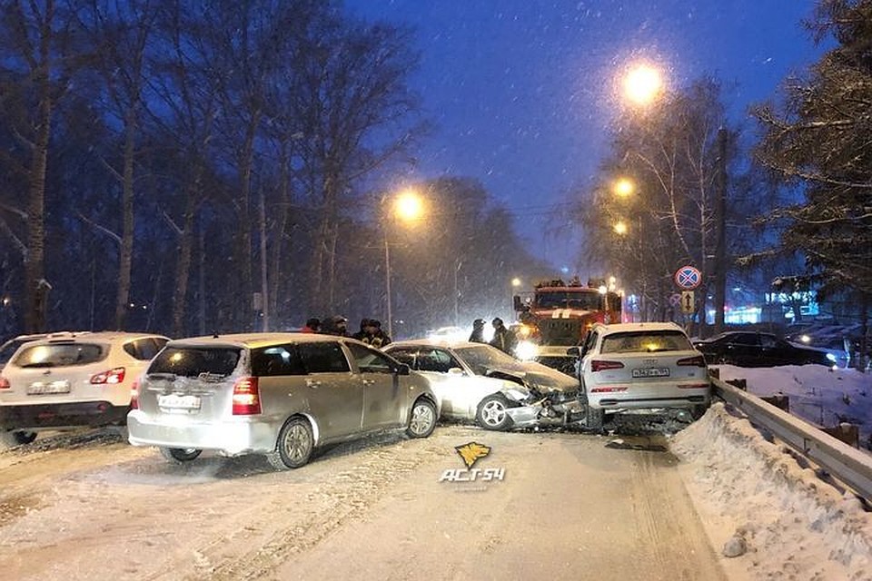 По улице Петухова столкнулись четыре машины. Фото: «АСТ-54»