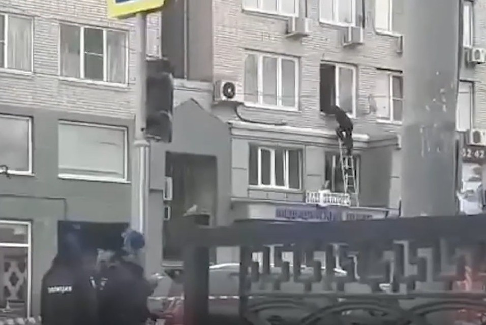 Штурм квартиры попал на видео. Фото: стоп-кадр Baza.