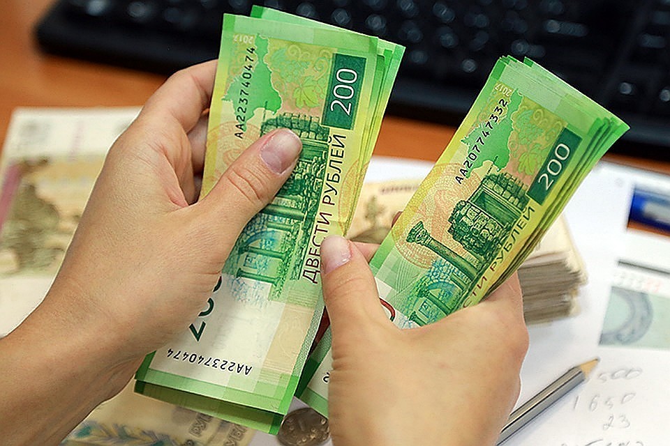 Повышение окладов составит от 300 до 600-800 рублей