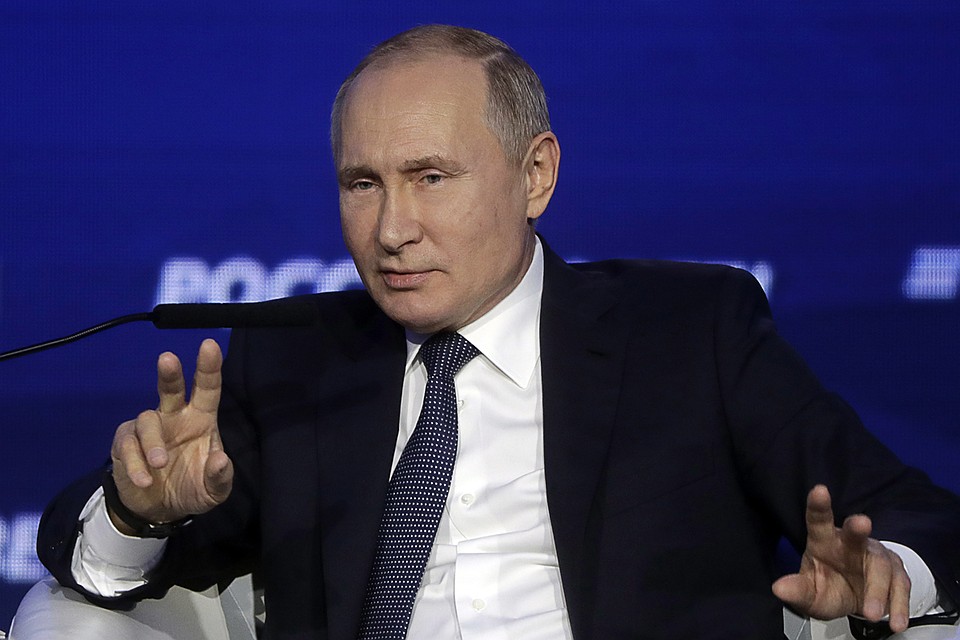 Президент России Владимир Путин на пленарном заседании "Мосты над волнами деглобализации" в рамках XI инвестиционного форума ВТБ Капитал "Россия зовет!" в Центре международной торговли. Фото: Михаил Метцель/ТАСС