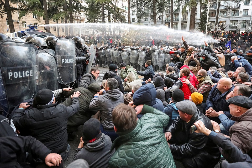 В Тбилиси возобновились столкновения полиции и протестующих