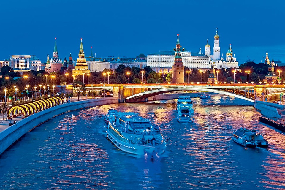 Большой Каменный мост в Москве. Построен на месте брода, через который шла дорога из Рязани на Новгород. В 1643 году по указу царя Михаила Федоровича его начал строить мастер из Страсбурга Ягон Кристлер. Завершили работы лишь в 1687-м, уже при царевне Софье. Он вышел таким дорогим, что до сих пор в столице жива поговорка «не дороже Большого Каменного моста»