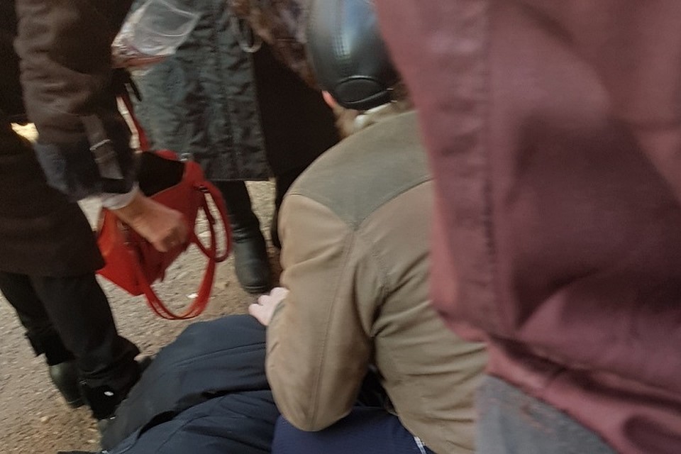 По словам очевидцев, мужчина был в возрасте, в один из моментов он оступился и упал.
