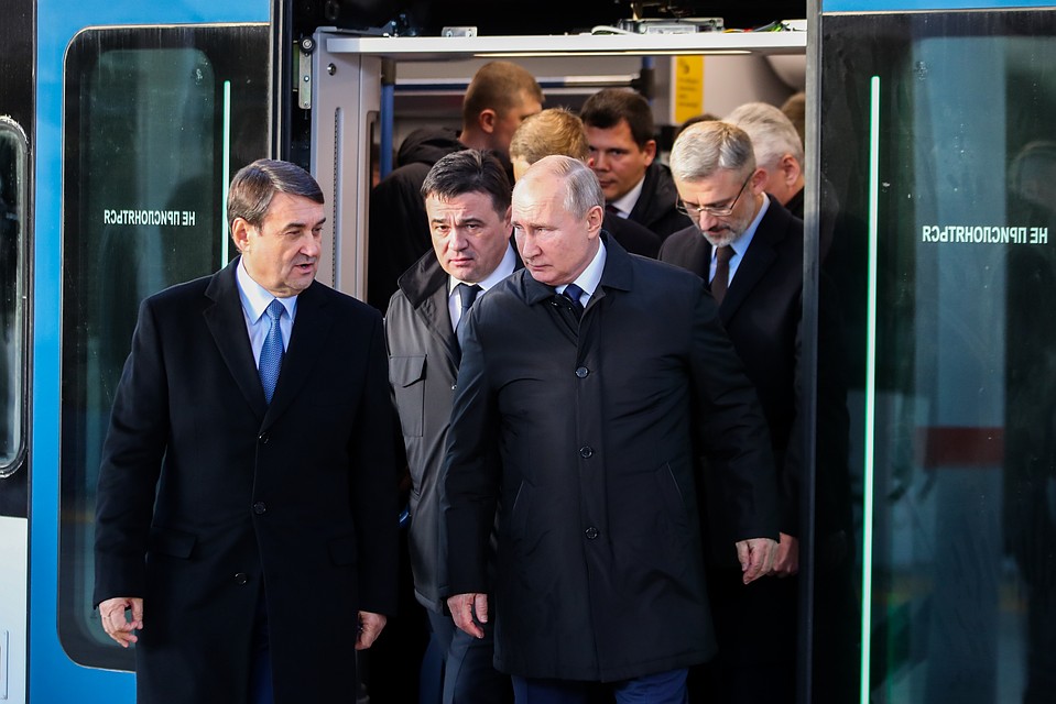 Помощник президента РФ Игорь Левитин, губернатор Московской области Андрей Воробьев и президент России Владимир Путин. Фото: Сергей Карпухин/ТАСС