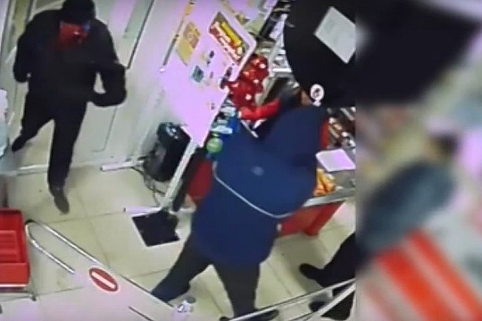 Налетчики прятали лица за новогодними масками и балаклавами