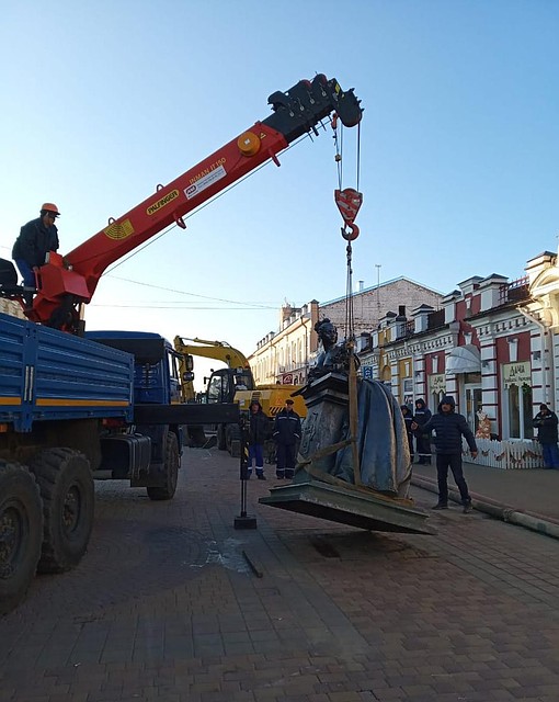 Памятник переместили с помощью подъемного крана