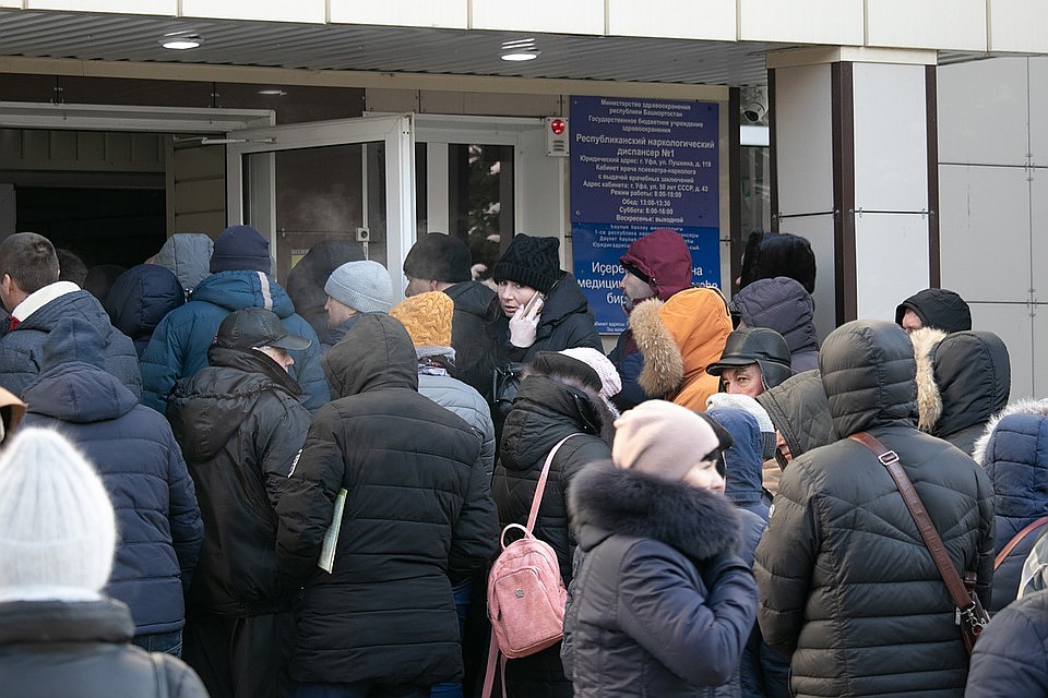 Россияне выстроились за справкой до того, как закон вступит в силу