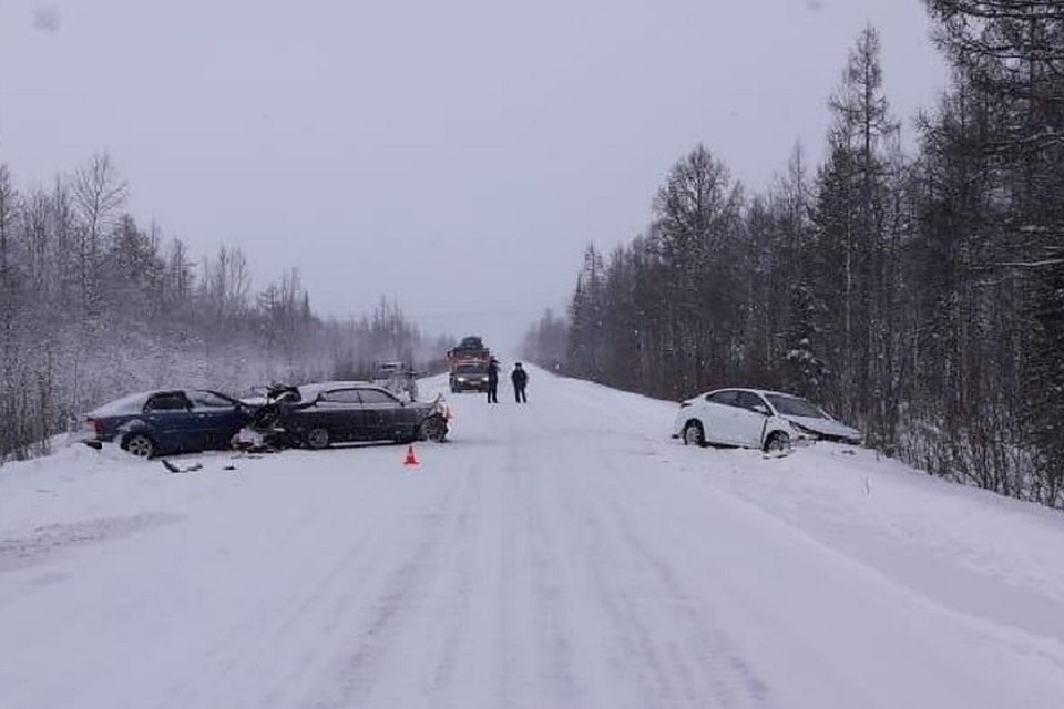 На трассе Ноябрьск-Вынгапуровский произошла авария с участием трех машин Фото: Госавтоинспекция Ямала