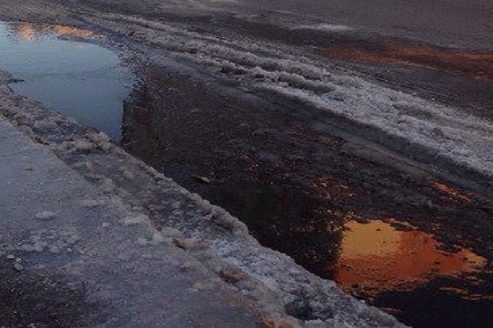 Вода разливается по дороге и замерзает. Фото: vk "Ростов Главный — новости Ростова-на-Дону"