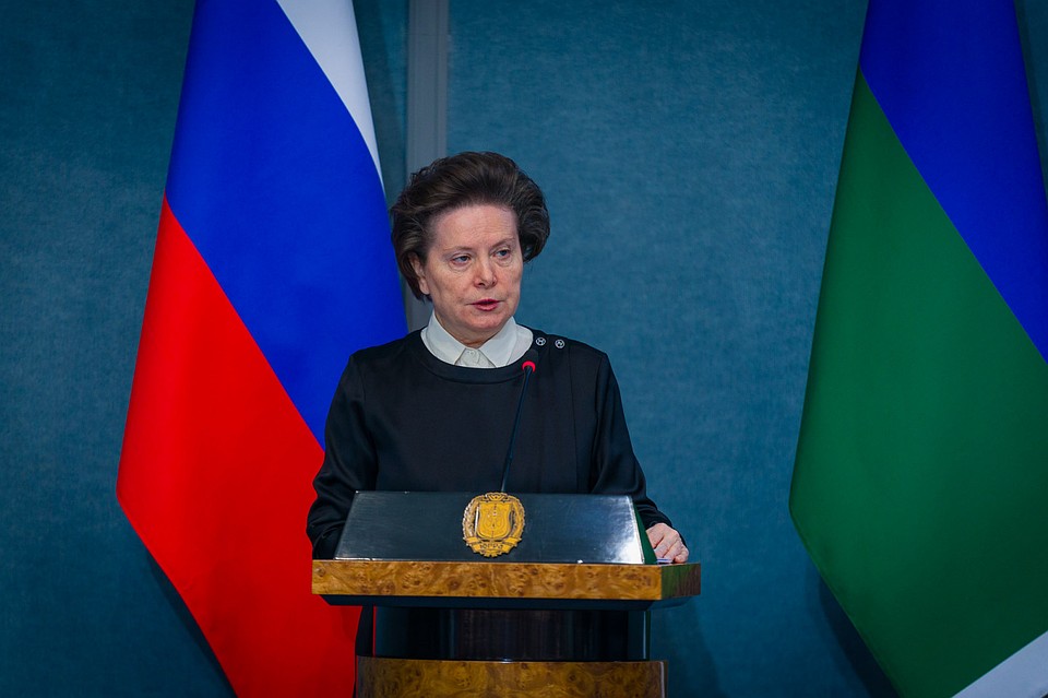 Наталья Комарова представила общественности, депутатам и жителям емкий стратегический документ. Фото с сайта admhmao.ru