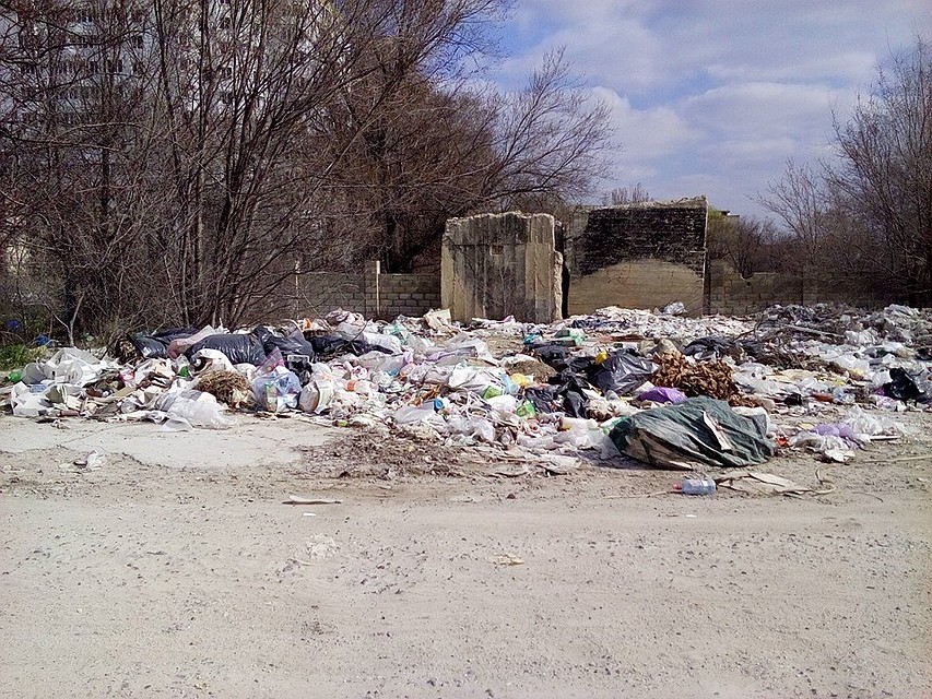 Очень часто места сбора мусора в Кишиневе превращаются в очень грязные части города.