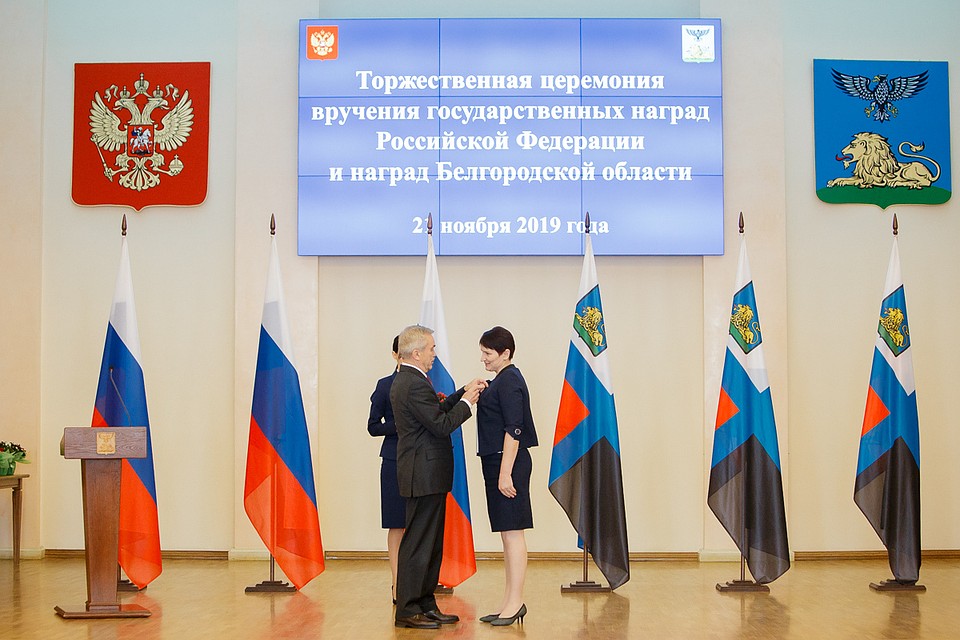 Директор Бессоновской школы Белгородской области отмечена медалью «За заслуги перед землёй Белгородской». Фото пресс-службы администрации Белгородского района