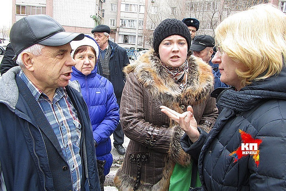 Палютин (крайний слева) пока за все его "художества" собираются только оштрафовать.