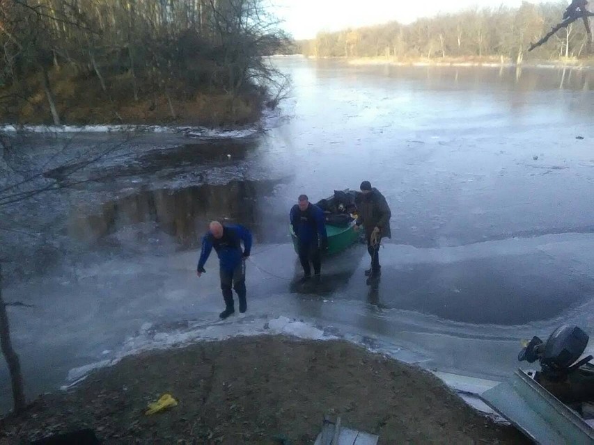 Водолазы искали утонувшего рыбака четыре часа. Фото: ПСС