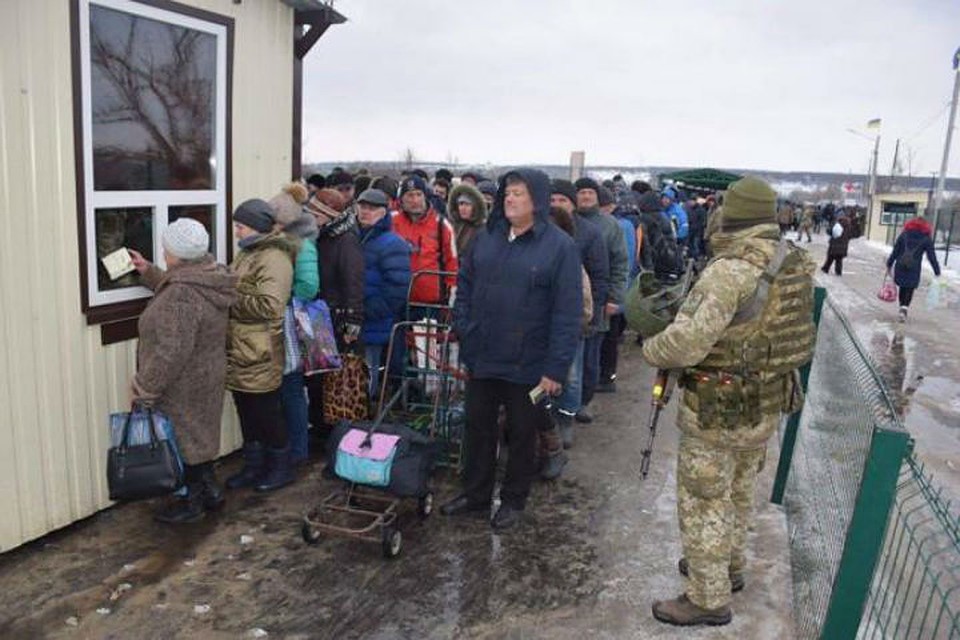 Шестой год люди мучаются на блокпостах в страшных очередях. ФОТО: Штаб ООС