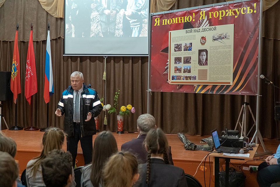 Дружбинцы рассказали школьникам о работе своего поискового отряда. Фото: АО «Транснефть-Дружба».