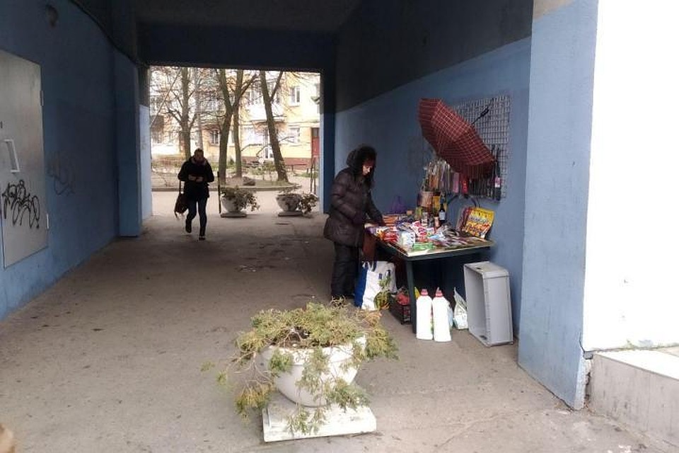 В арке у гостиницы «Калининград» торговцы все еще есть. Фотография сделана во вторник, 26 ноября.