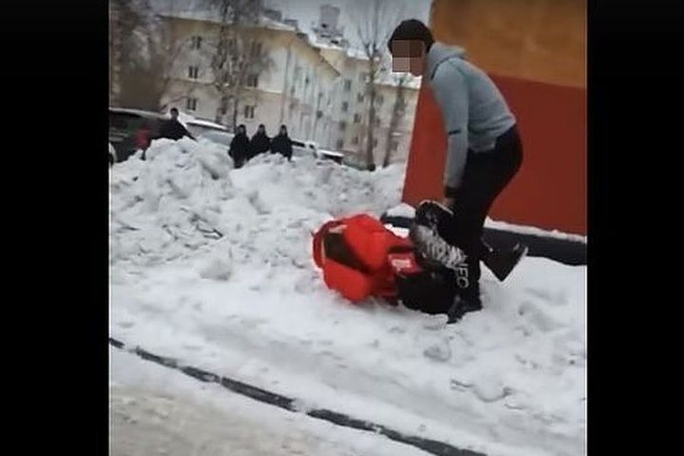 Подростки не щадили школьников. Фото: стоп-кадр.