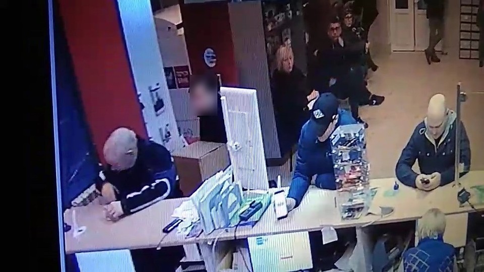 Парень "засветился" на видеозаписи.