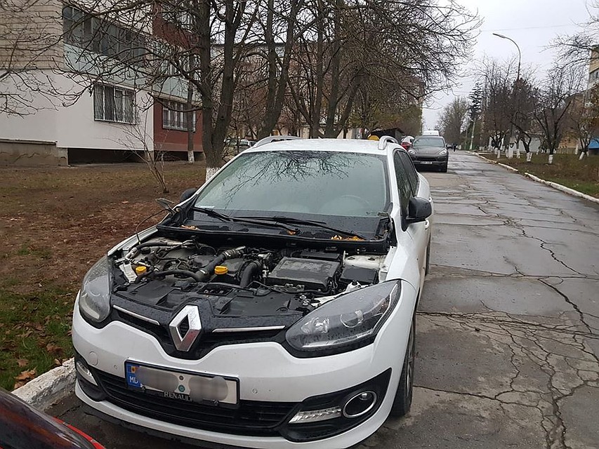 Автомобиль остался без капота. Фото: ГБМ