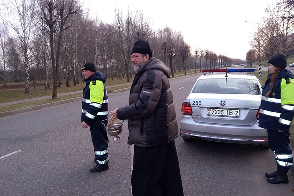 В Новополоцке освятили дороги, чтобы было меньше аварий. Фото: информационная служба прихода храма Святого Архангела Михаила.