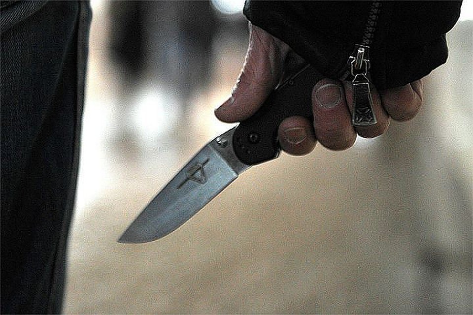 Разбивал ножом стеклянную дверь и угрожал жене убить ее.