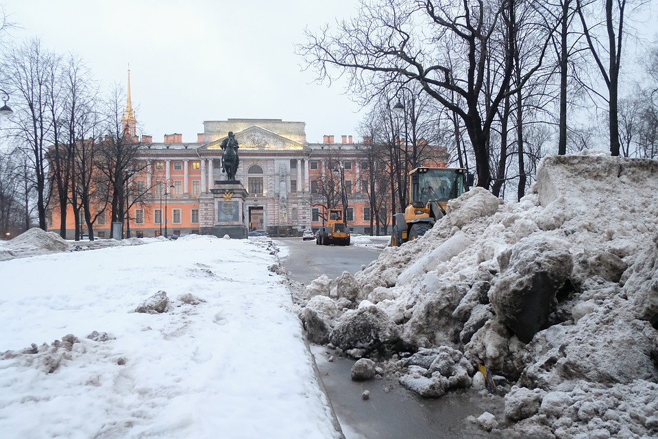 В Петербурге закупили по 100 тысяч тонн соли и песка для борьбы со снегом и наледью зимой