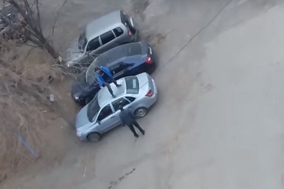 Свидетели говорят, что парень не только прыгал на машине, но и что-то громко кричал