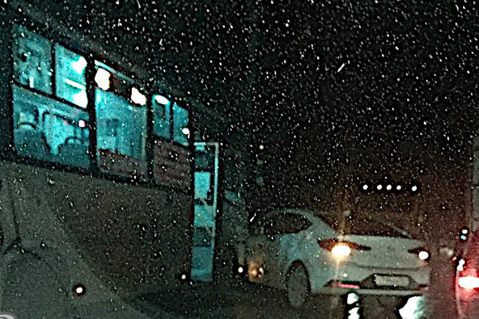 В Ростове столкнулись легковушка и автобус. Фото: Ростов Главный