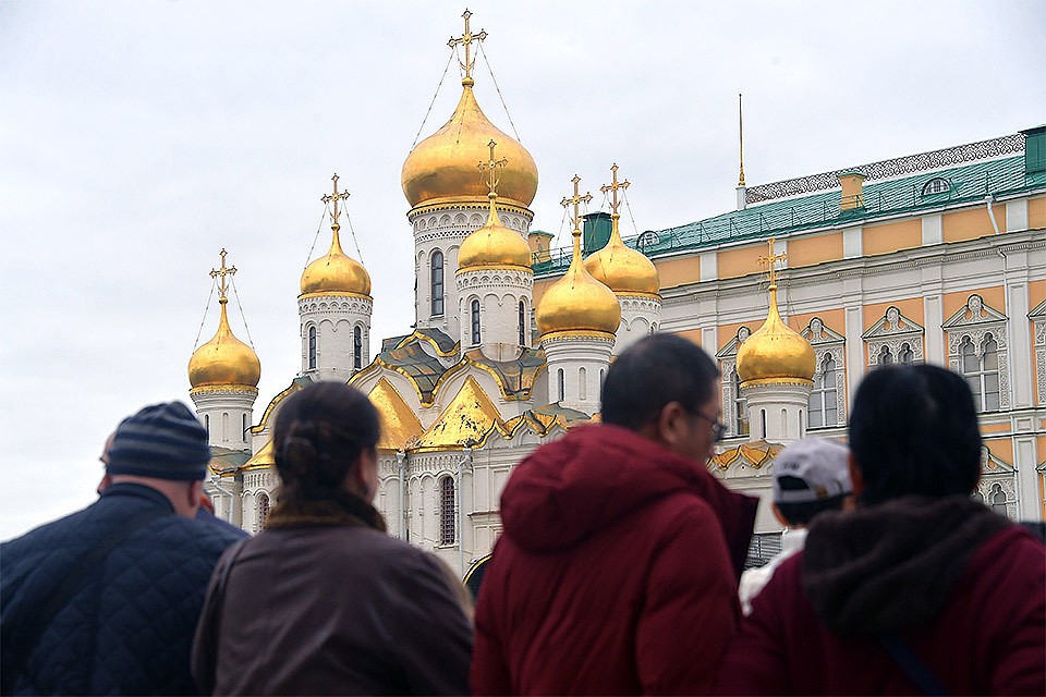 Туристы на Соборной площади Московского Кремля.
