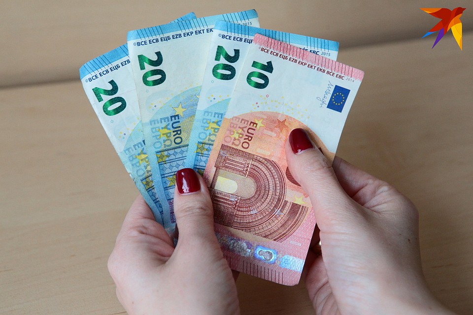 Поначалу деньги уносили небольшими суммами, а потом забирали и по 1500 евро за раз